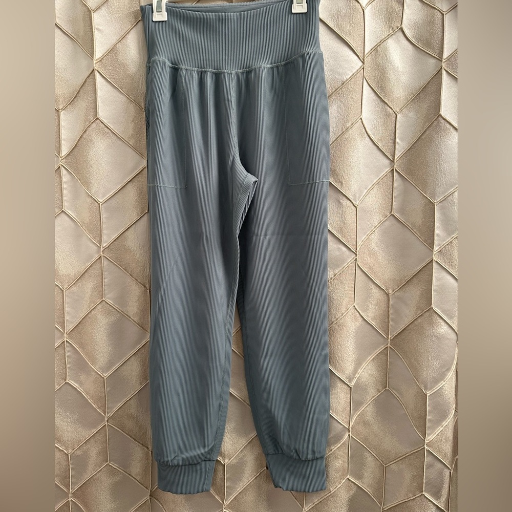 Athleta Seafoam color salutation ribbed jogger in size Medium